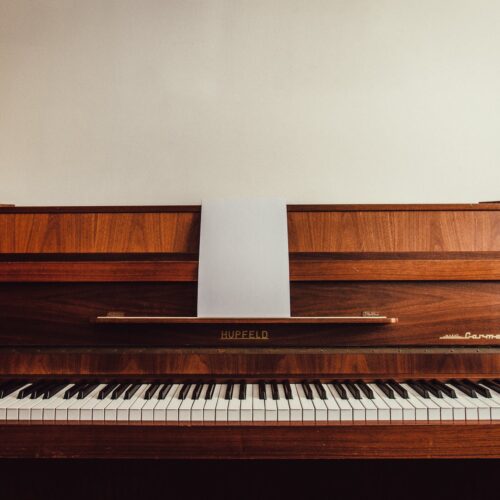brown upright piano